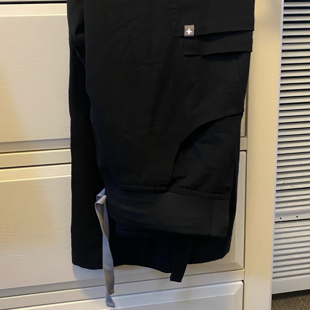 FIGS Black Petite Kade Cargo Pants- Size small